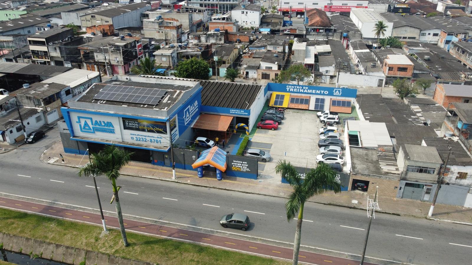 Vista aérea da sede da Alva Energia Solar em Praia Grande, SP, com centro de distribuição e centro de treinamento